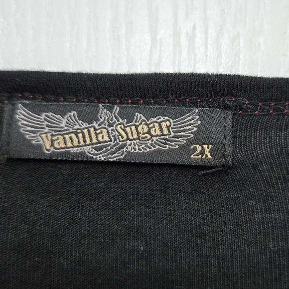 T9251004 Vanilla Sugar Black and Red Santa V-neck Tee. - Picture 4 of 8